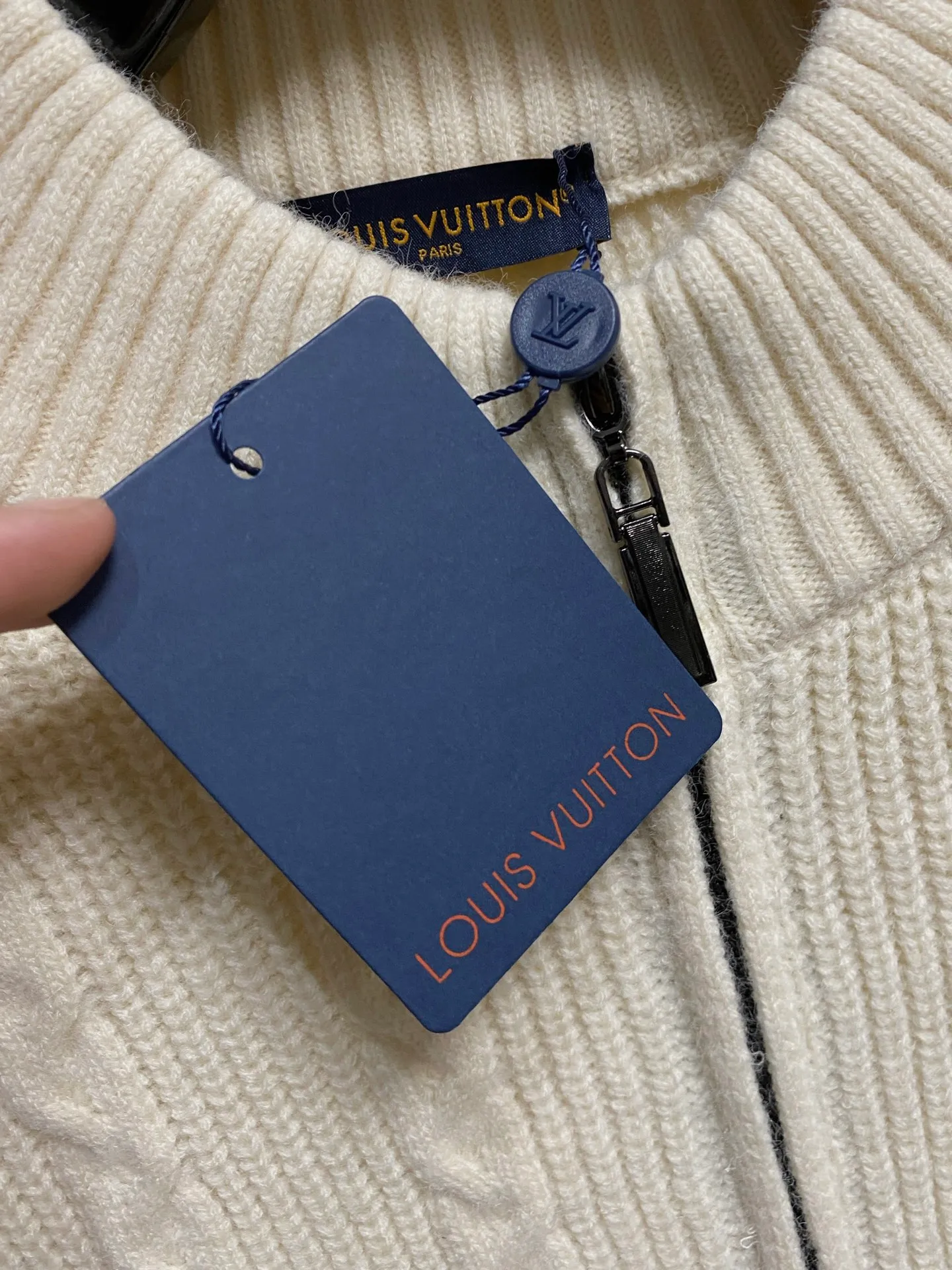 🅿️540 【LV Louis Vuitton】Autumn and winter classic cardigan sweater, in full condition! ! ! Wool blended fabric, the latest model in 2025, golden ratio! ! Slim-fitting soft gold, versatile and practical item, the combination and practicality are extremely powerful, simple and elegant, and classy! To create your own style, it is highly recommended to buy it in two colors. The standard slim fit tailoring process is suitable for both young and old men. It is knitted from wool and will not cause any discomfort! While keeping warm, it is stylish, textured and wearable, and the classic logo with contrasting colors on the chest feels in place! ! Recommended for regular customers! ! Size M-3XL (maximum wear: 190 pounds)
